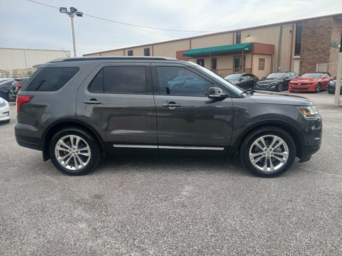 Used 2018 Ford Explorer XLT w/ Equipment Group 202A FWD image 4