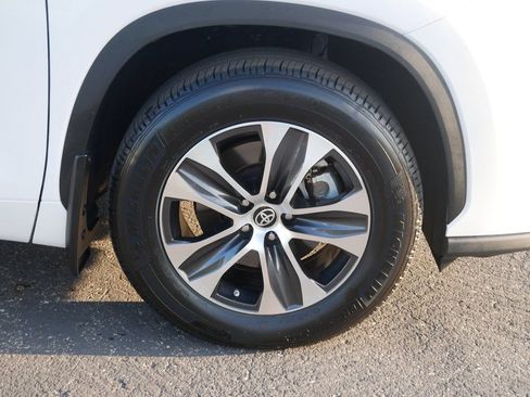 Used 2023 Toyota Highlander XLE AWD/4WD image 8