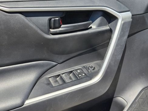 Used 2020 Toyota RAV4 LE FWD image 11
