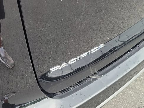 Used 2024 Chrysler Pacifica Touring-L FWD image 7