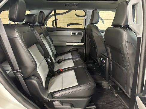 Used 2024 Ford Explorer XLT w/ XLT Sport Appearance Package AWD/4WD image 18