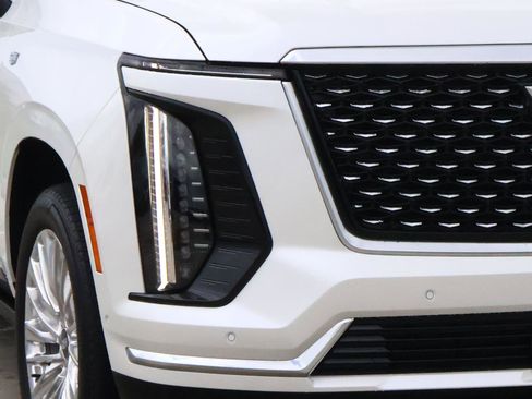 Used 2025 Cadillac Escalade Premium Luxury RWD image 9