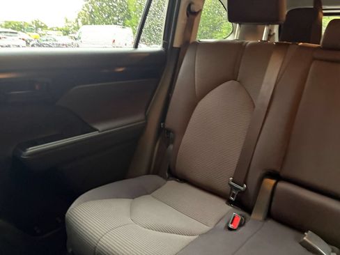 Used 2025 Toyota Highlander LE FWD image 36