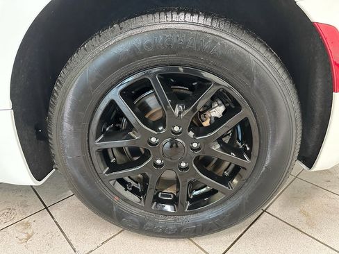 Used 2022 Chrysler Voyager LX image 15