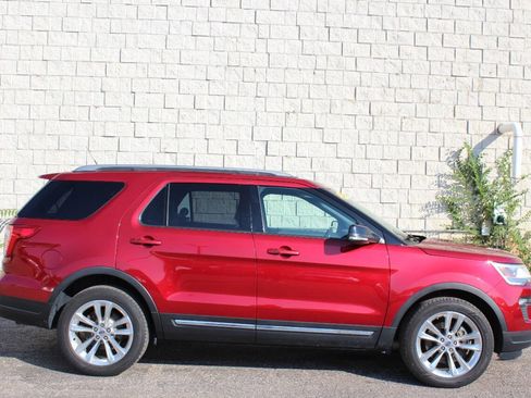 Used 2018 Ford Explorer XLT w/ Equipment Group 202A image 6