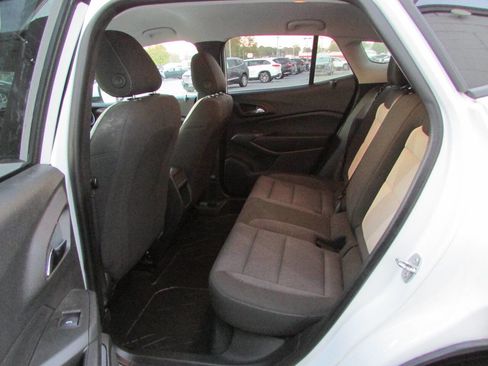 Used 2024 Chevrolet Trax LS w/ LS Convenience Package image 5