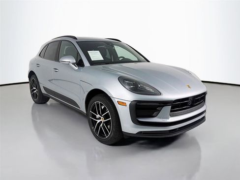 Used 2025 Porsche Macan AWD/4WD image 29