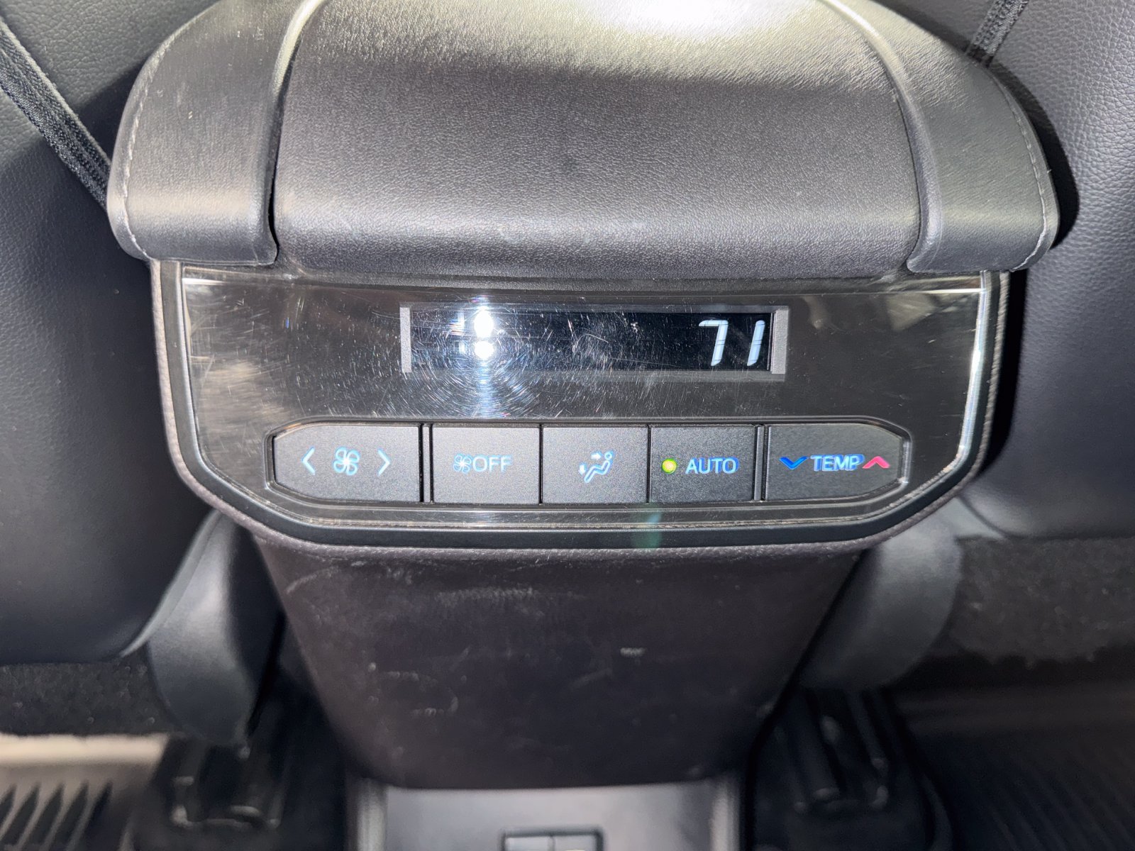 Used 2021 Toyota Highlander XLE AWD/4WD image 22