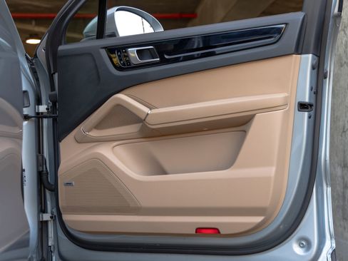 Used 2020 Porsche Cayenne image 53