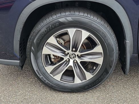 Certified 2022 Toyota Highlander XLE image 9