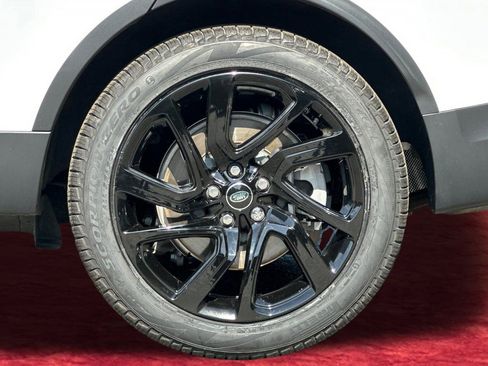 Certified 2025 Land Rover Discovery S image 11