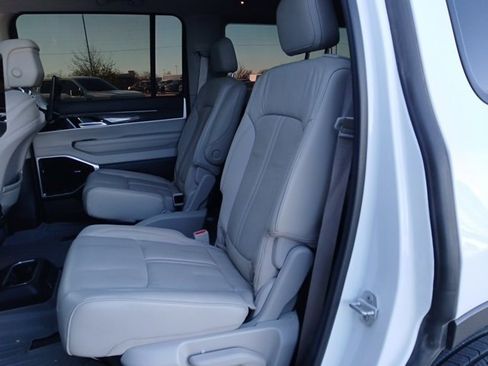 Used 2022 Jeep Wagoneer Series III w/ Premium Group I image 12