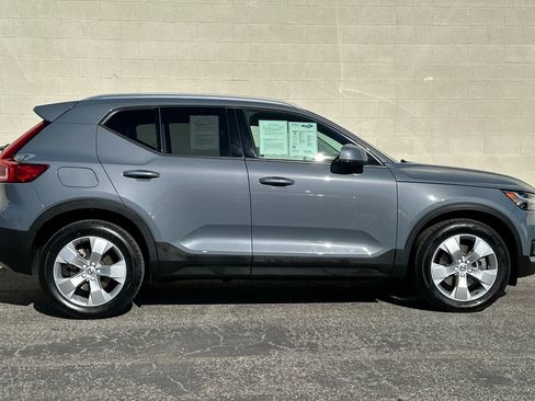 Used 2021 Volvo XC40 T5 Momentum w/ Premium Package image 3