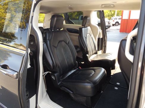 Used 2017 Chrysler Pacifica Touring-L FWD image 21