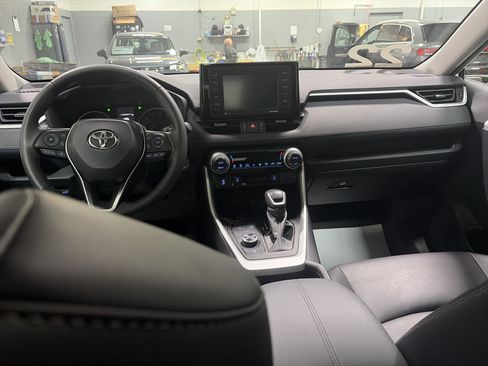 Used 2022 Toyota RAV4 XLE Premium image 28
