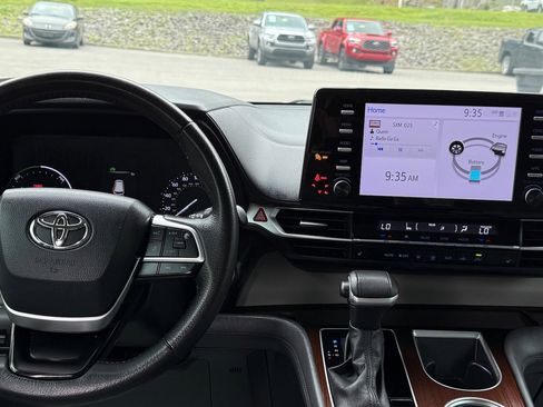 Used 2023 Toyota Sienna XLE image 14