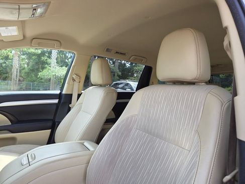 Certified 2019 Toyota Highlander Plus FWD image 26