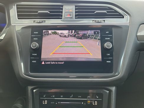 Used 2022 Volkswagen Tiguan SE FWD image 9