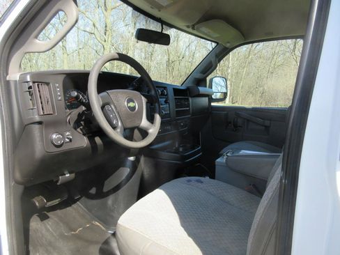 Used 2018 Chevrolet Express 3500 Extended w/ Driver Convenience Package image 31