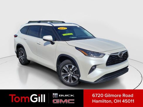 Used 2021 Toyota Highlander XLE AWD/4WD image 1