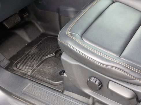 Used 2023 Ford Bronco Badlands image 17