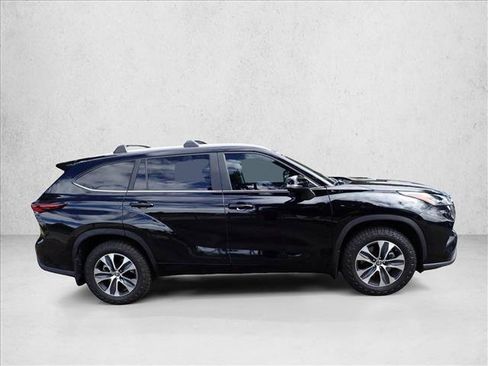 Used 2024 Toyota Highlander XLE AWD/4WD image 5
