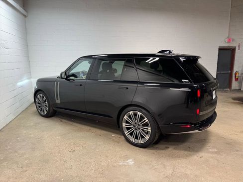 Used 2023 Land Rover Range Rover Long Wheelbase SE image 10