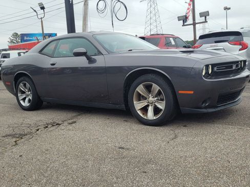 Used 2015 Dodge Challenger SXT image 3