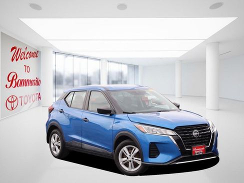 Used 2022 Nissan Kicks S FWD image 2