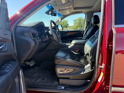 Used 2019 Cadillac Escalade Luxury AWD/4WD image 13