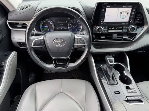 Used 2020 Toyota Highlander XLE image 12