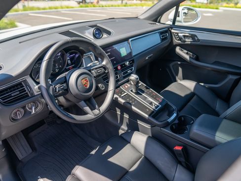 Certified 2026 Porsche Macan AWD/4WD image 4