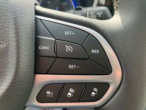 Used 2024 Chrysler Pacifica Limited image 8