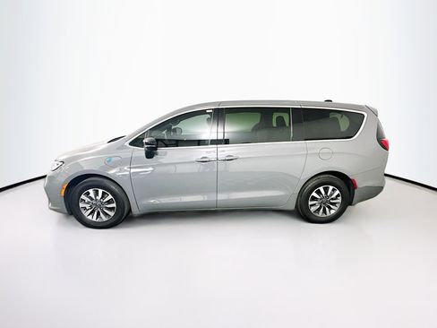 Used 2025 Chrysler Pacifica Select image 4