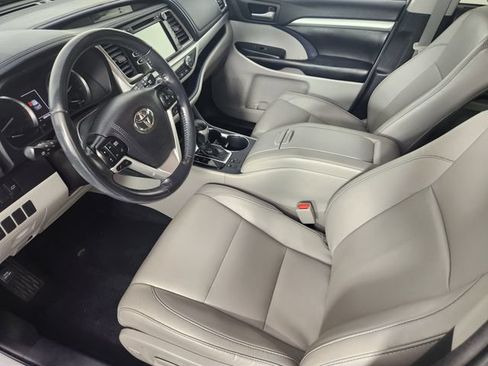 Used 2018 Toyota Highlander XLE AWD/4WD image 13
