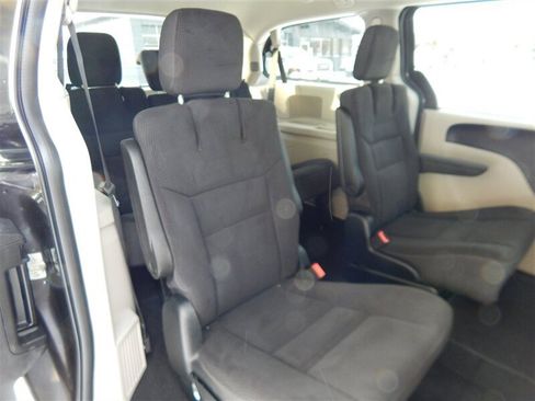 Used 2018 Dodge Grand Caravan SE w/ UConnect Hands-Free Group image 18