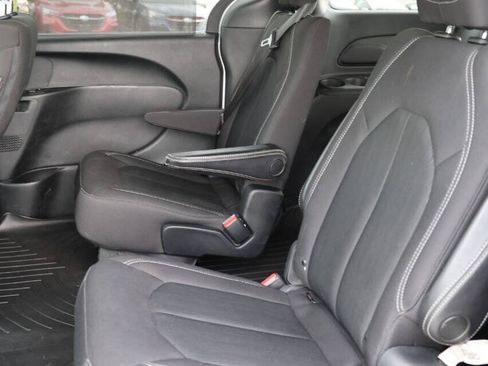 Used 2018 Chrysler Pacifica Touring Plus w/ S Appearance Package FWD image 18