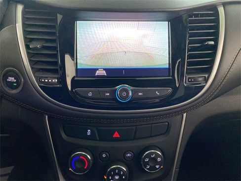 Used 2022 Chevrolet Trax LT w/ LT Convenience Package image 39