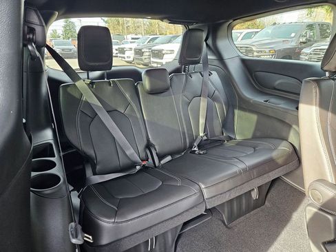 New 2026 Chrysler Pacifica Select AWD/4WD image 17