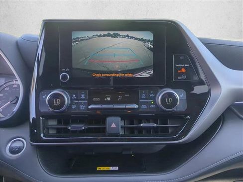 Used 2024 Toyota Highlander XLE FWD image 16