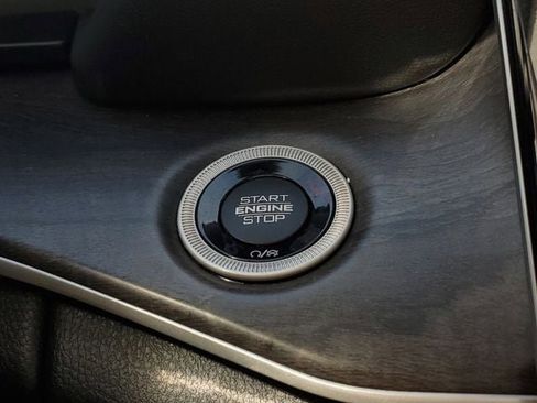 Used 2022 Jeep Grand Cherokee Limited w/ Luxury Tech Group II image 36