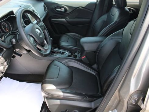 Used 2019 Jeep Cherokee Latitude Plus w/ Comfort/Convenience Group AWD/4WD image 15