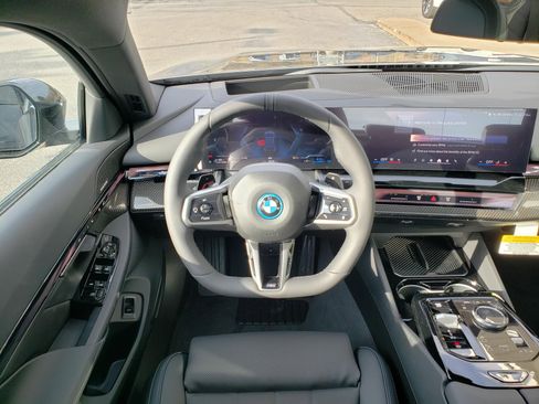 New 2026 BMW 550e xDrive w/ Premium Package image 16