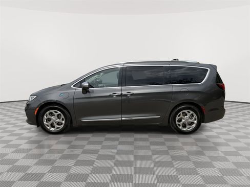 Used 2021 Chrysler Pacifica Limited w/ Premium & Safety Sphere Group FWD image 2