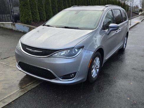 Used 2017 Chrysler Pacifica Touring-L image 2