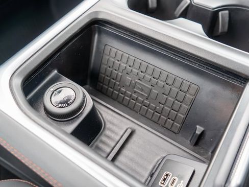 Used 2025 Ford Expedition Active image 32