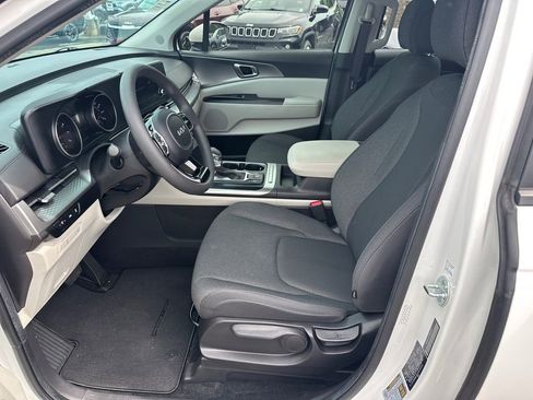 Used 2023 Kia Carnival LX FWD image 9