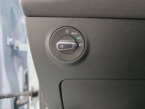 Certified 2025 Volkswagen Taos SE image 18