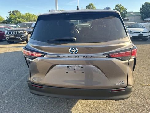 Used 2022 Toyota Sienna LE image 10