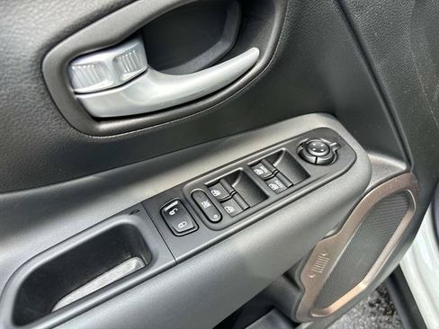 Used 2023 Jeep Renegade Latitude w/ Sun/Sound Group AWD/4WD image 17